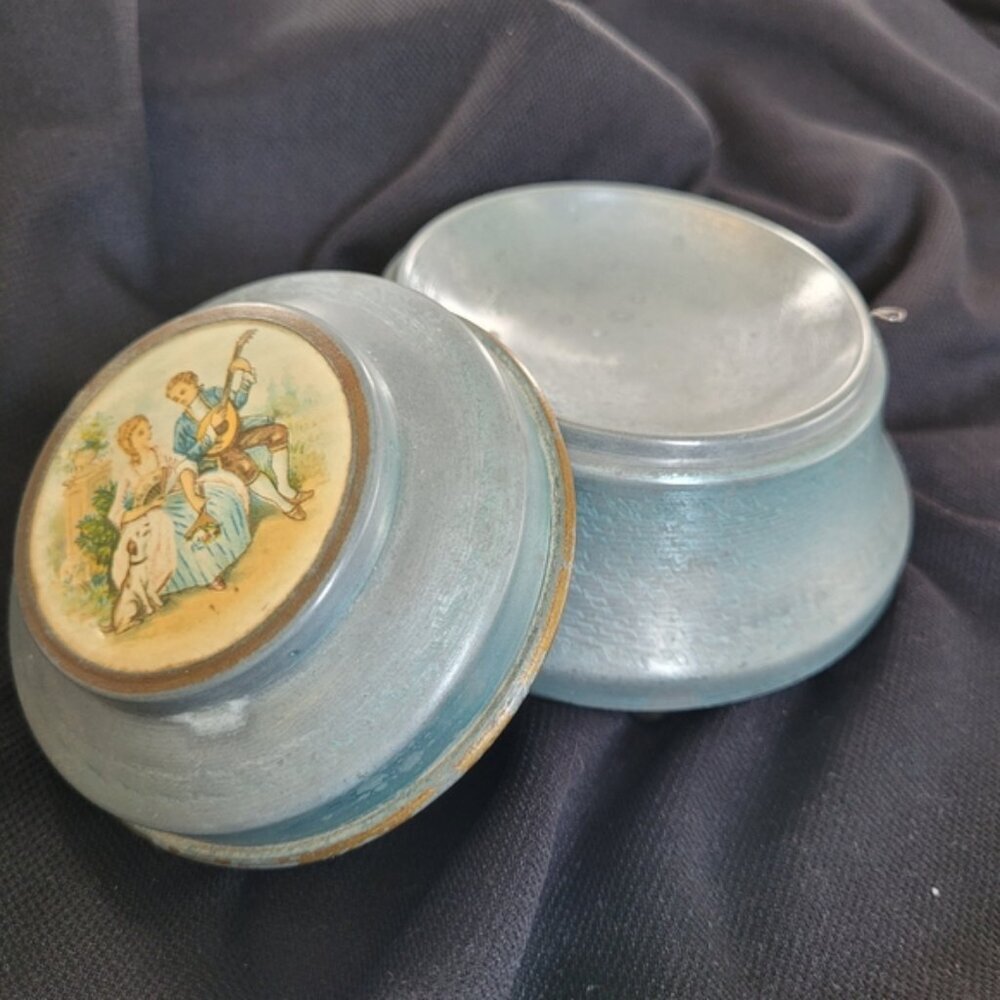 1930s /40s Lidded Aluminum Powder Puff Trinket Music Box Courting Couple 4x2.5"